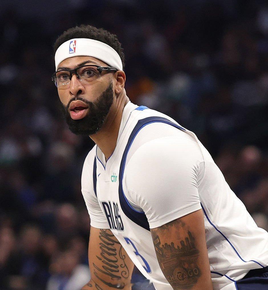 马克·斯泰因消息，如果浓眉对今天的训练反应不错，他有望在周六客场和湖人的比赛中复