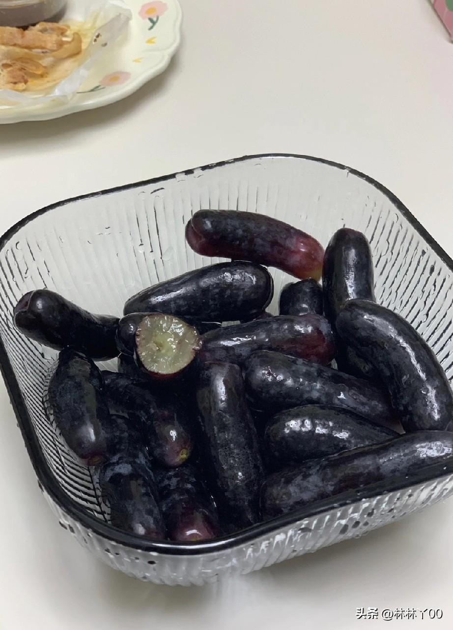 真是服了
早上婆婆又买了
这种长长的黑色葡萄回来，我跟她说过很多次了……

有网