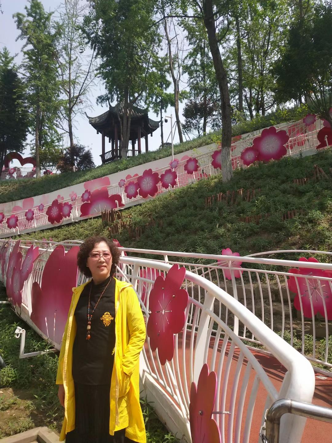 暮年人生感悟

人生长路漫漫
只有三万多天
咱们普通老百姓
平凡生活很简单
三餐