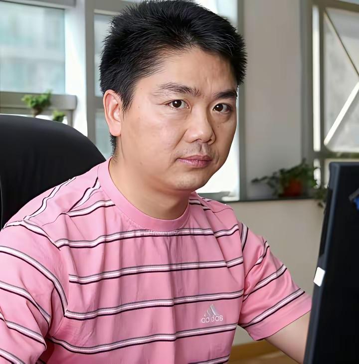 谁敢相信这个长相普通的小伙子能干出这么大的基业！！！一代枭雄不为过吧！