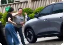 谁能想到，小区日常停车小事，居然演变成保安和女车主的激烈冲突，闹得全网热议。福建