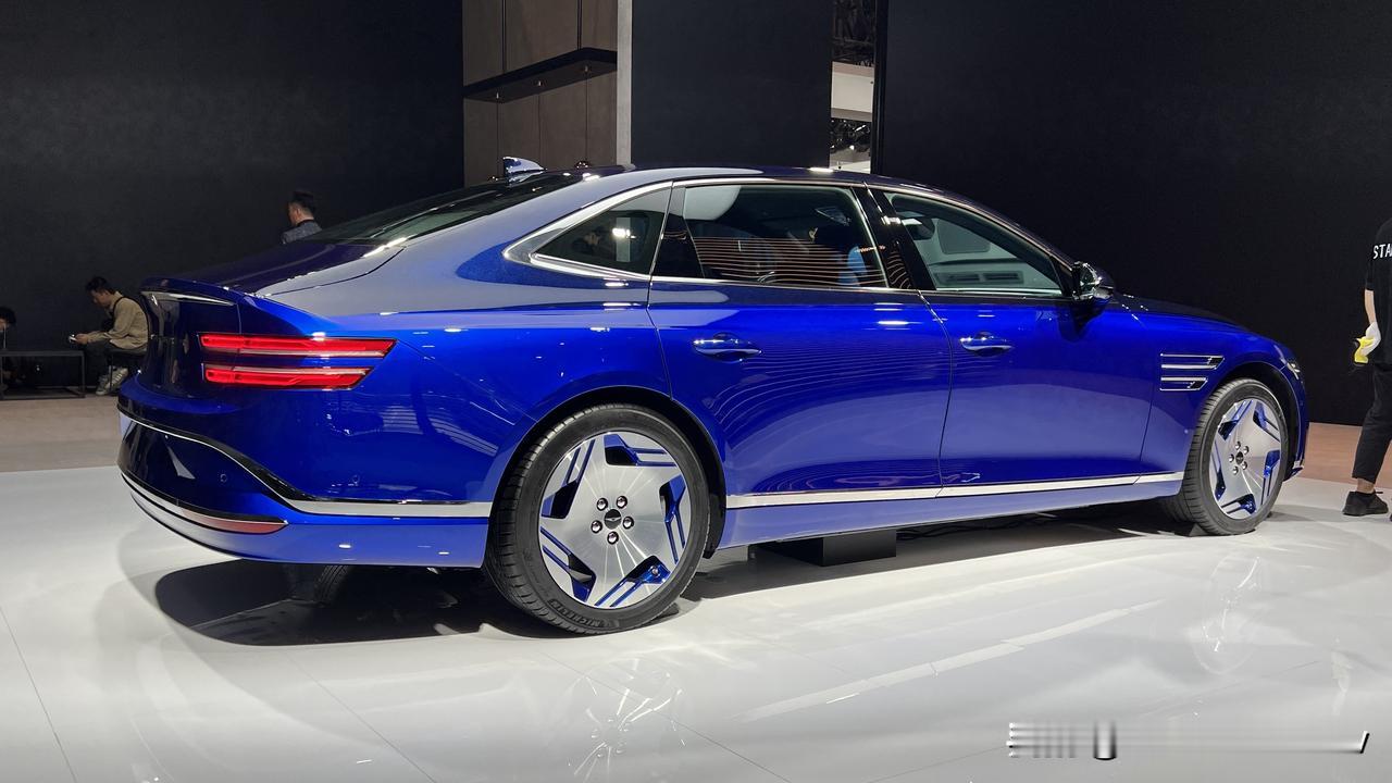 新款捷尼赛思纯电G80亮相大湾区车展，车辆采用“远见青”专属车身配色，配备全新1