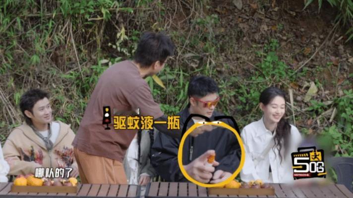 邓超陈赫操心老父亲上线 五哈的邓超陈赫是操心天花板吧！陈赫拿驱蚊液给女生们全身上