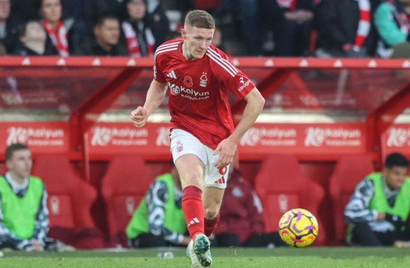 前利物浦前锋迪恩·萨顿敦促阿内·斯洛特引进一名新的中场球员，埃利奥特·安德森在赛