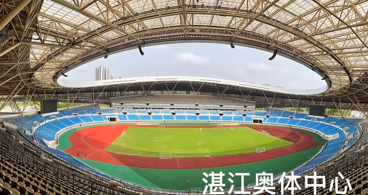吴川，新湛江。
吴川青年的球衣，去年还在江心岛的风里飘，今年直接飘进了湛江奥体的