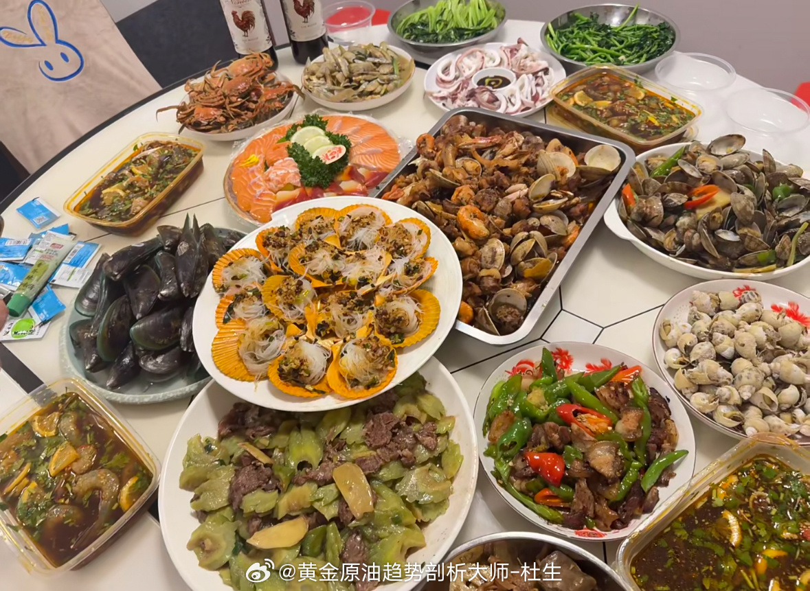 打完球刚坐下喘口气，表弟来电喊我：快来，饭做好啦！酣畅淋漓之后，又被家人投喂，幸