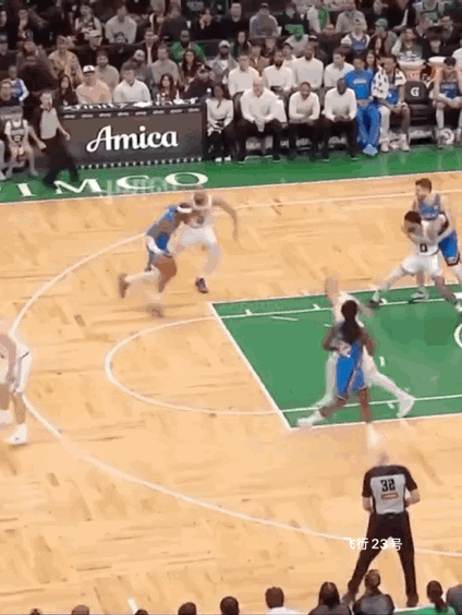 怀特空气犯规压力山大！
怀特摊手抗议：我到底碰到了他哪里？

北京时间2026年