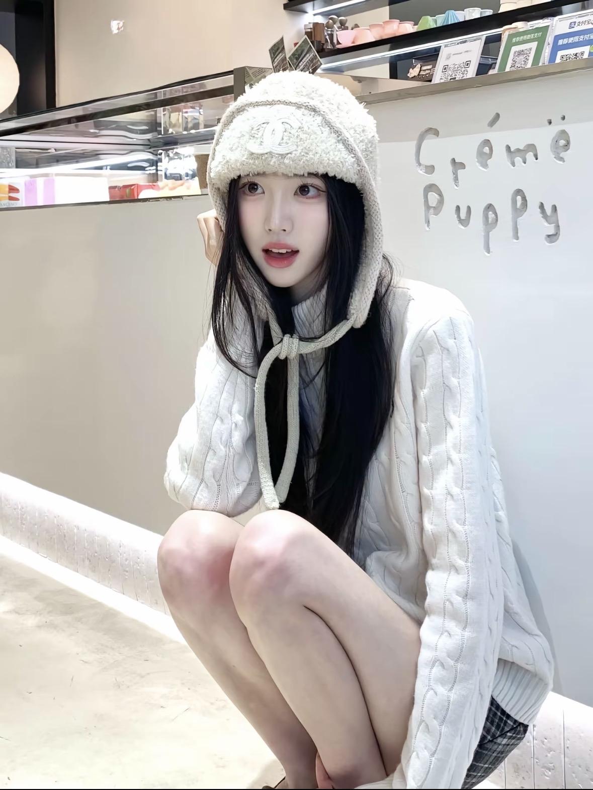 穿着可爱毛衣的萌妹子