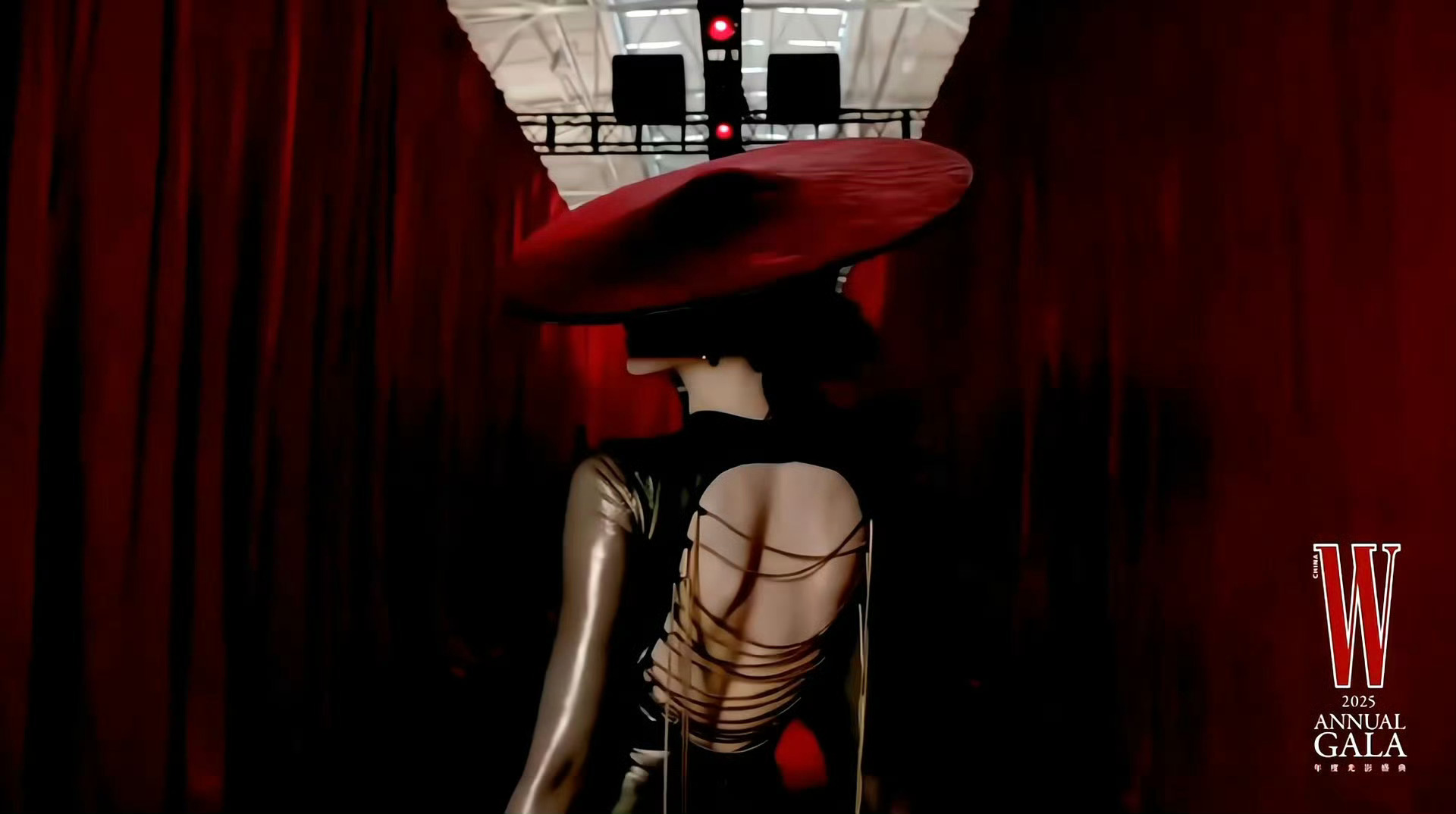 迪丽热巴vs杨幂，谁才是实至名归的红毯女王 