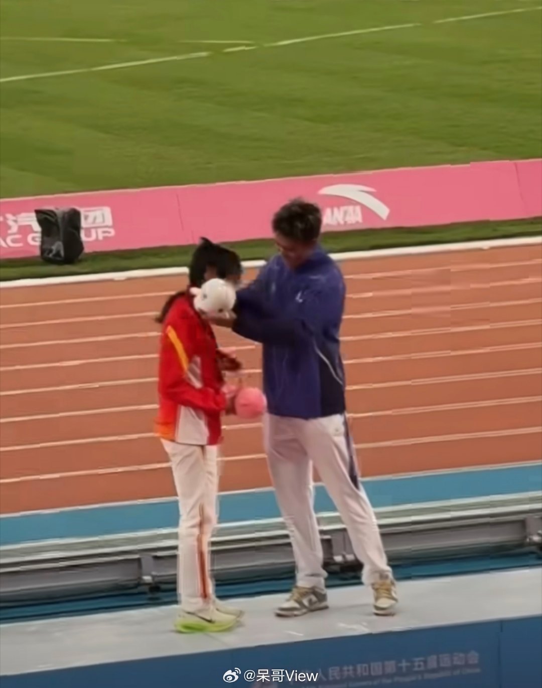 俩人长的都挺板正不说，还这么优秀。而且在这种场合还大大方方的，属实给呆哥看羡慕了