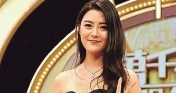 37岁知名女星为求生当服务员、摆地摊，称自己只是一个赡养父母、交房租的普通人