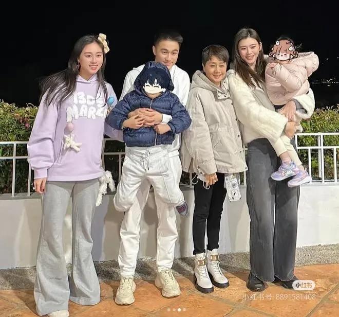 女明星嫁入豪门很少有婆媳矛盾，那是因为婆媳俩都住在一起，甚至不住在一个城市。
