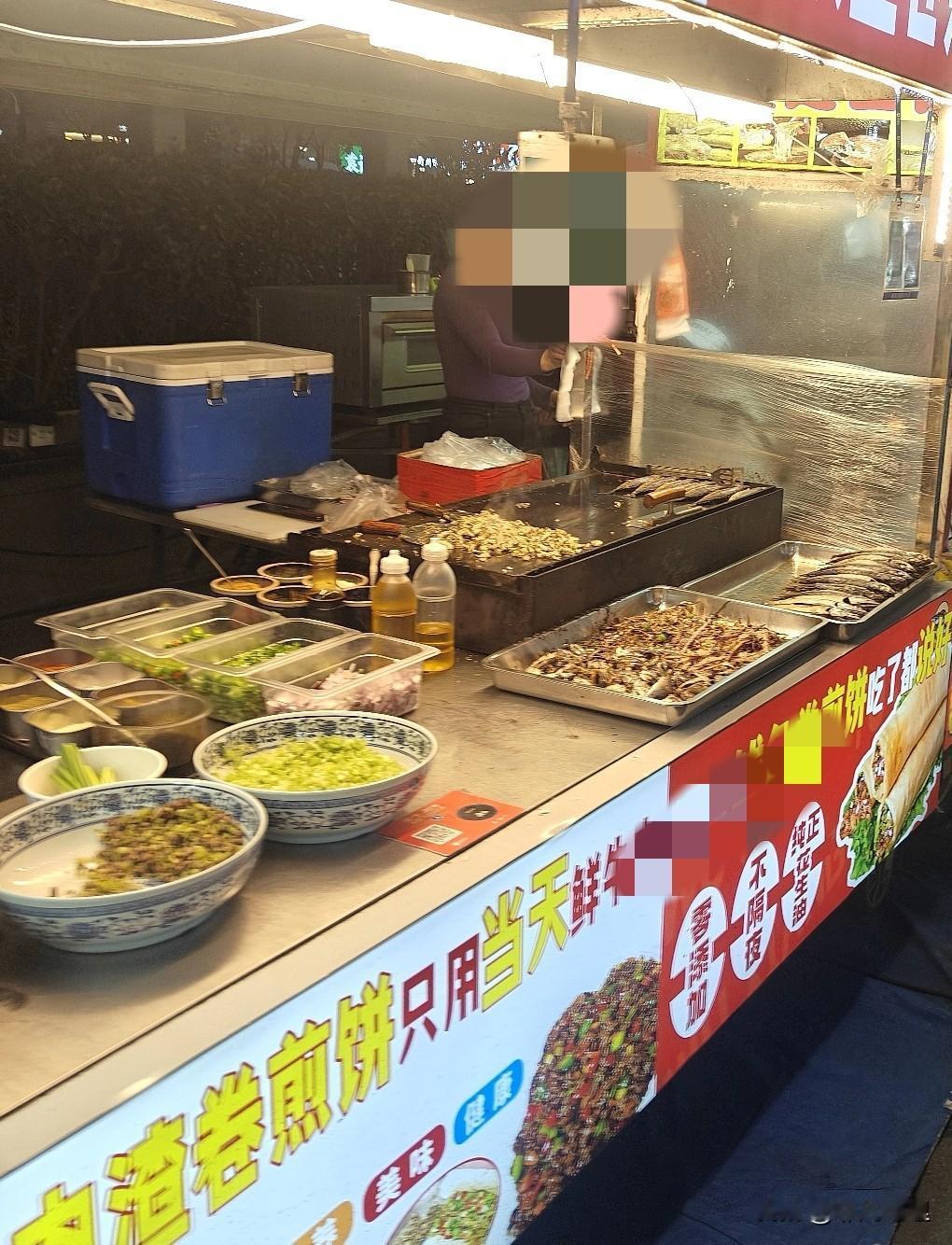 鲅鱼卷煎饼都12一个了！
不得不说夜市地摊是越来越贵了！有点离谱了！可以说100