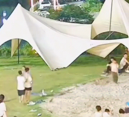 江苏温州，某公园一处儿童游乐区内，几名孩子反复攀爬公共大型幕布，这园内工作人员见