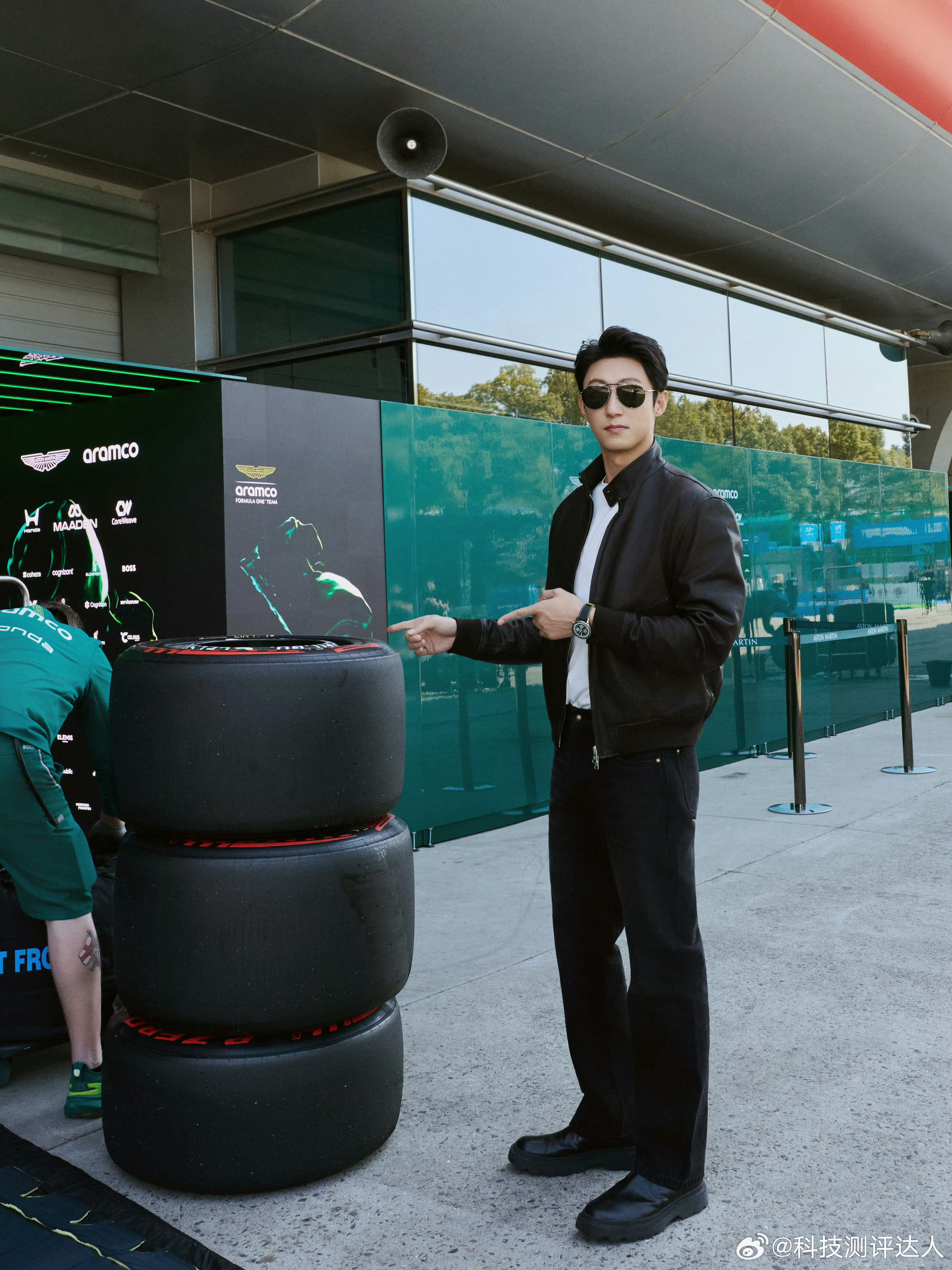 F1现场好多明星黄景瑜，让你来现场观赛的，不是来当保镖的，怎么这身衣服显得更硬汉