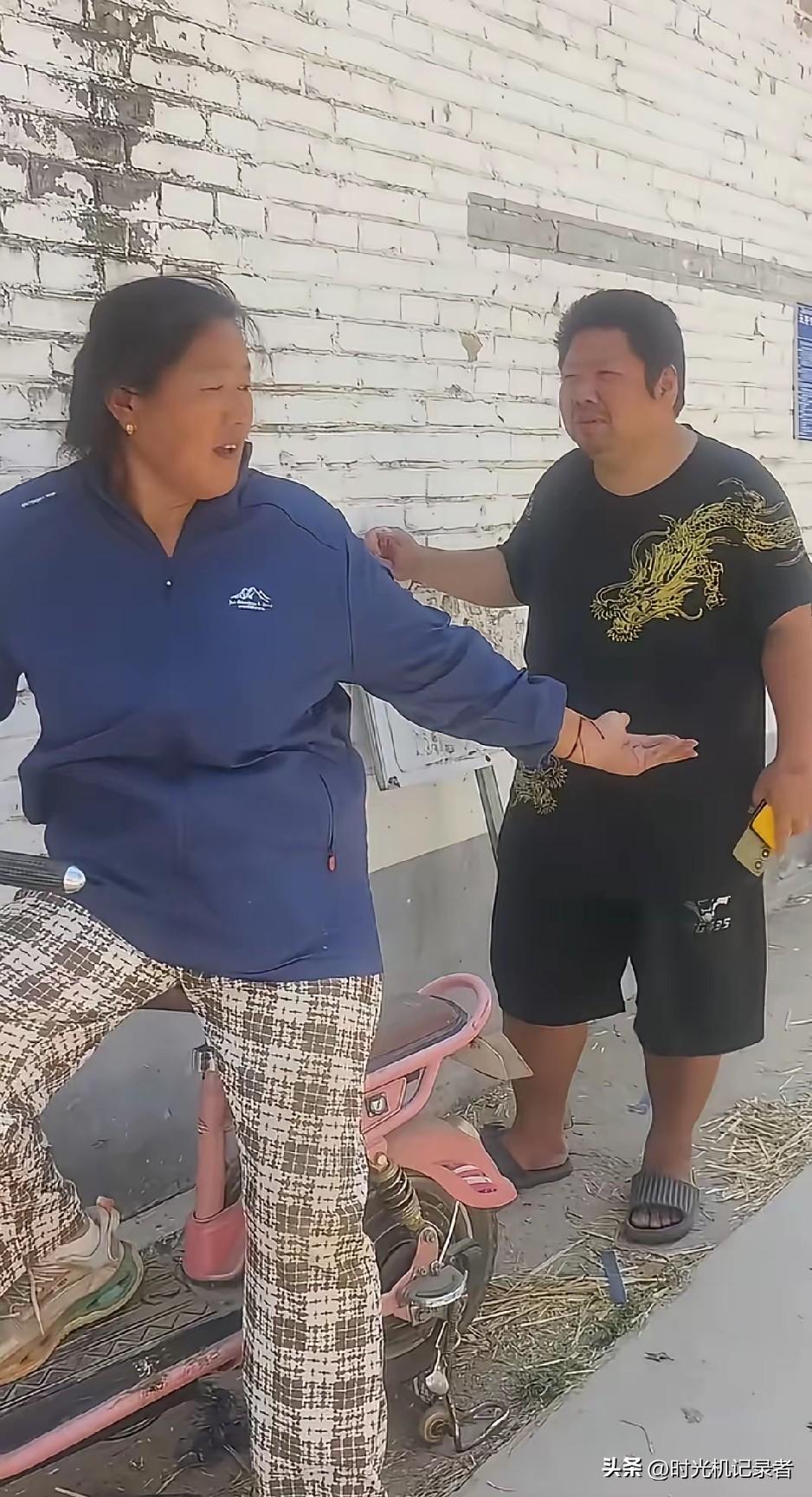 大衣哥媳妇儿真是喜欢和陌生人说话，这个横店二胖跑到她家又是想借钱又是蹭流量，大衣