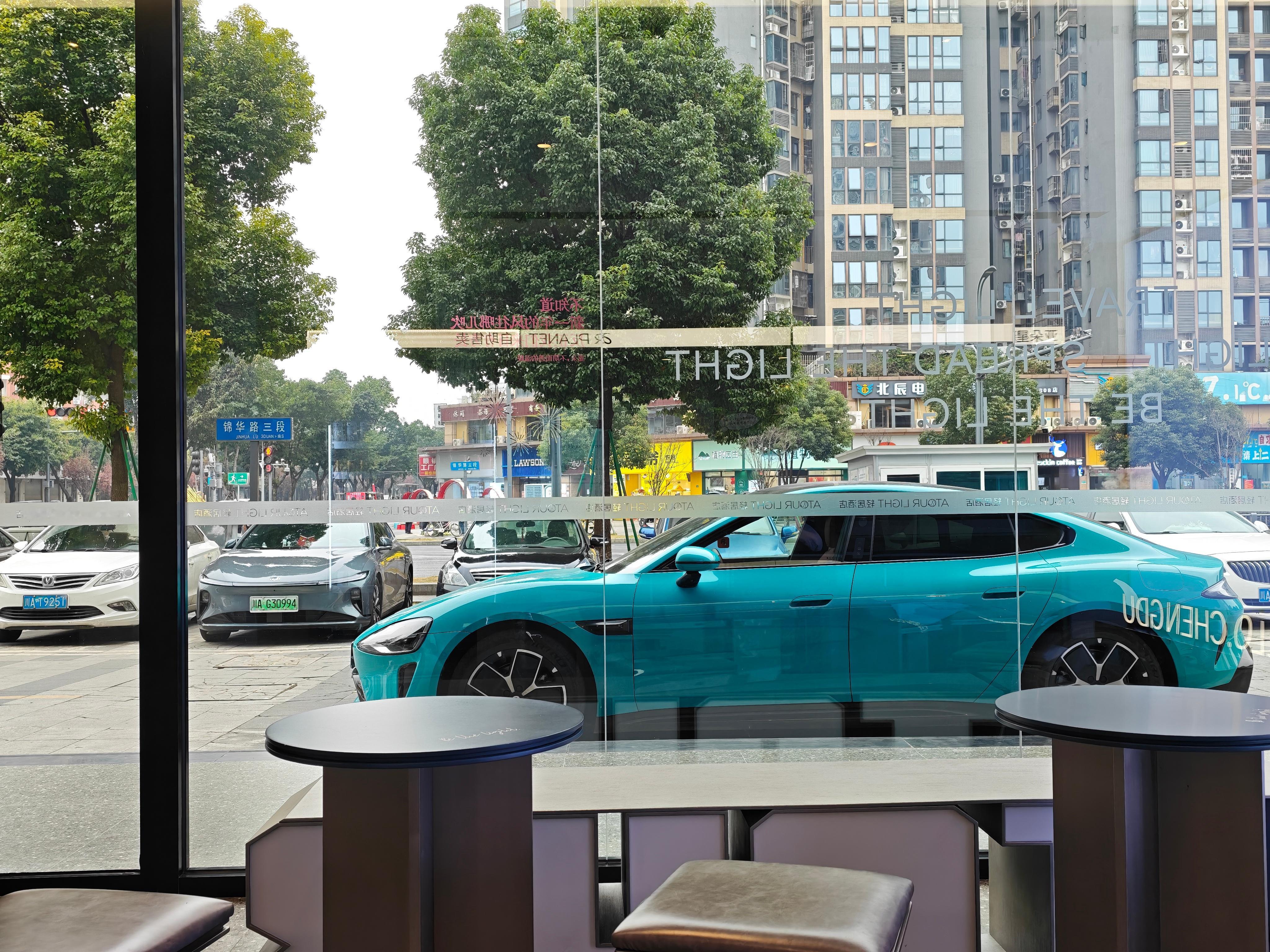 在酒店等机场班车，外面停一辆SU7，赏心悦目啊 