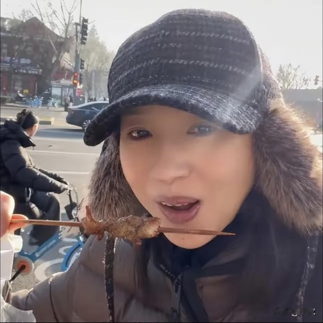 董洁的面相，变了？
前几天董洁的两组照片引发网友热议。

一组是广州街头抓拍，她