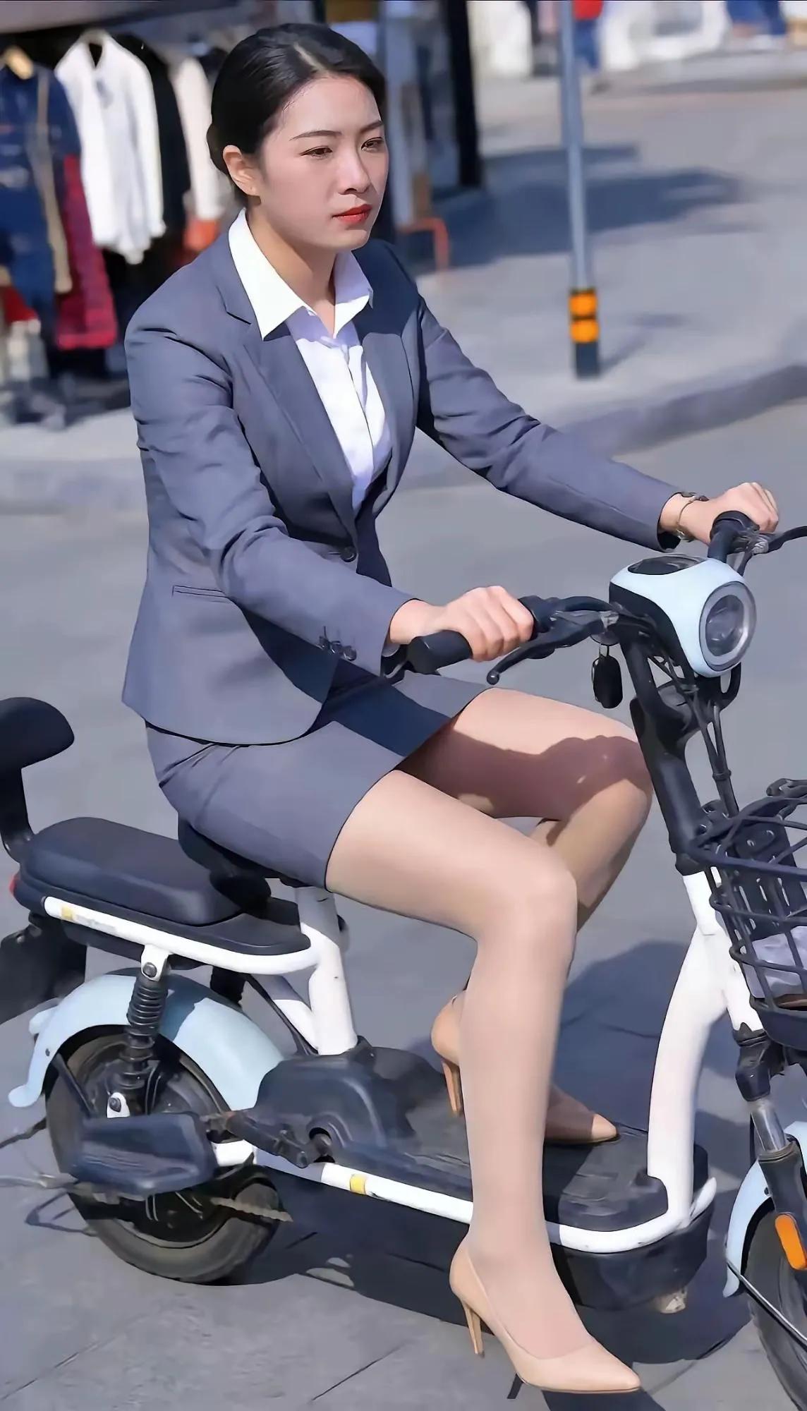 穿这种职业装的美女，一般是在哪里上班呢？