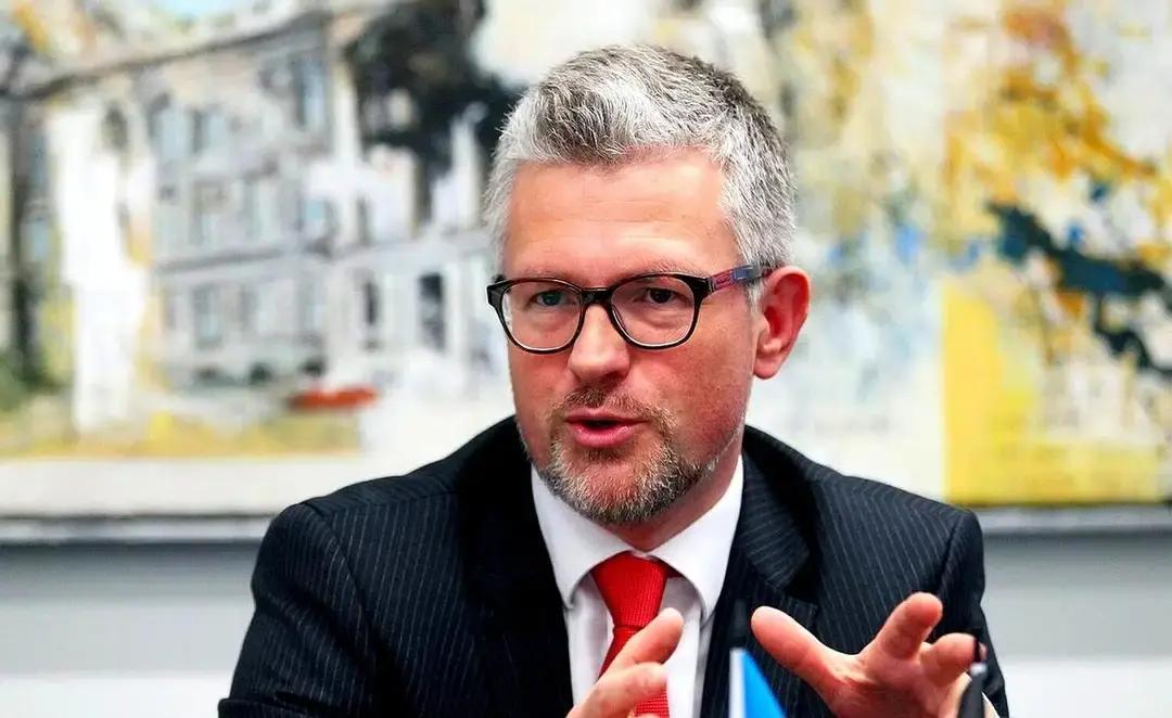 快讯！
就在刚刚，
乌方外交官放话：在联合国谁敢投弃权，就等同敌对。听着熟不熟？