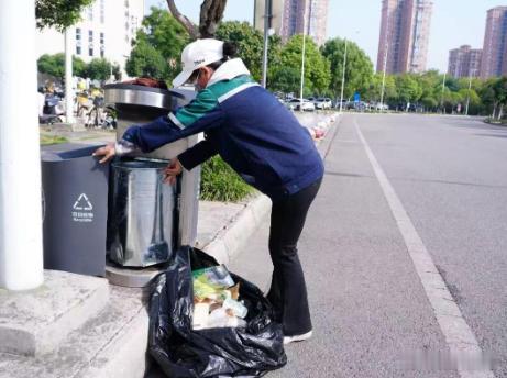 33岁环卫女工一边扫地一边考研33岁带俩娃环卫女工考研上岸真正的逆袭，从来都无关