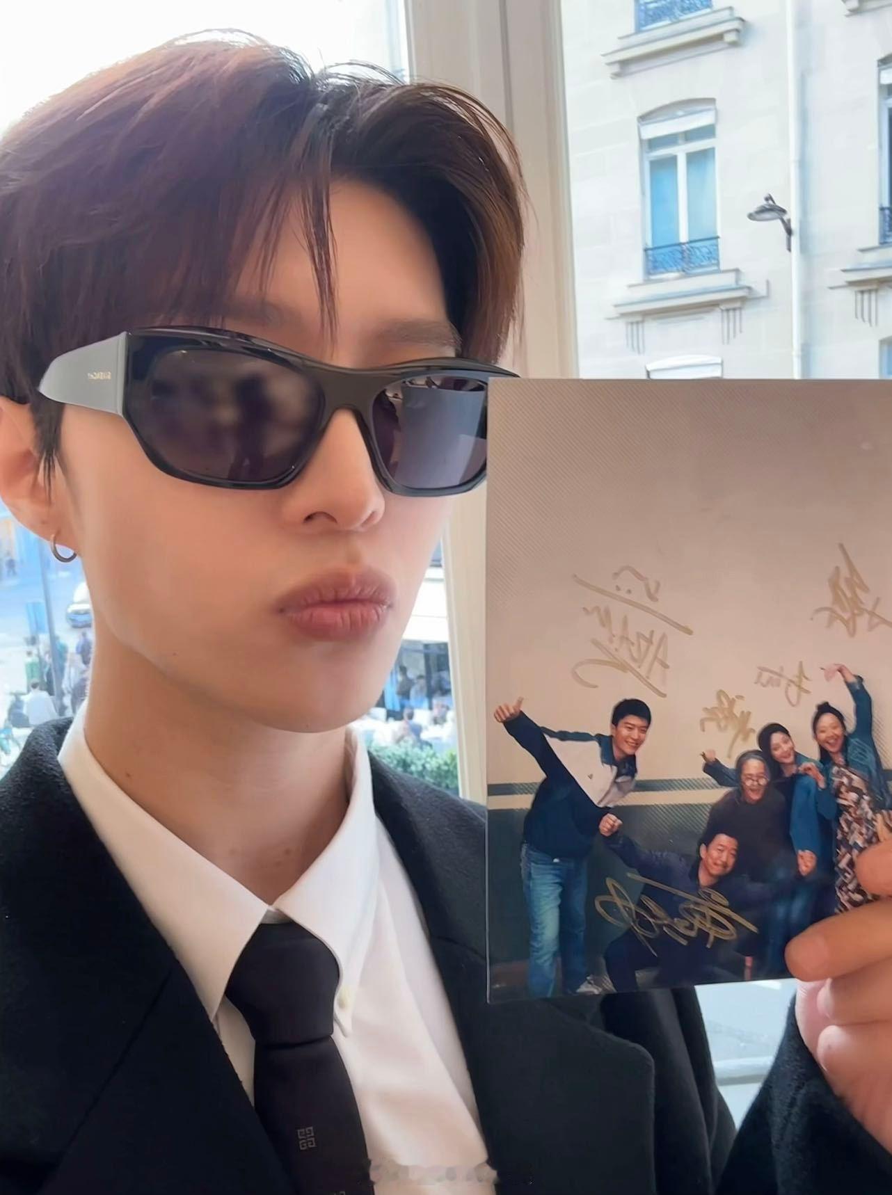 范丞丞没有一个人去巴黎 救命！巴黎时装周后带着浪浪人生的家人们解锁巴黎美景，像极