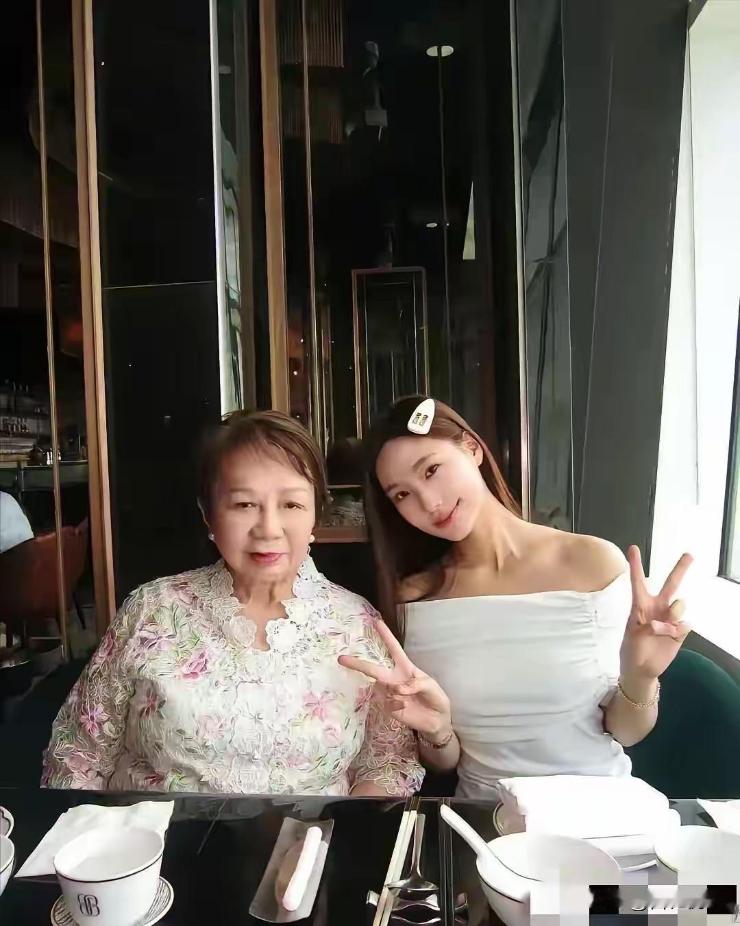 小S的女儿生日，婆婆出来了，怎么没有见到徐妈妈呢？真的是太奇怪了，一点都不像徐家