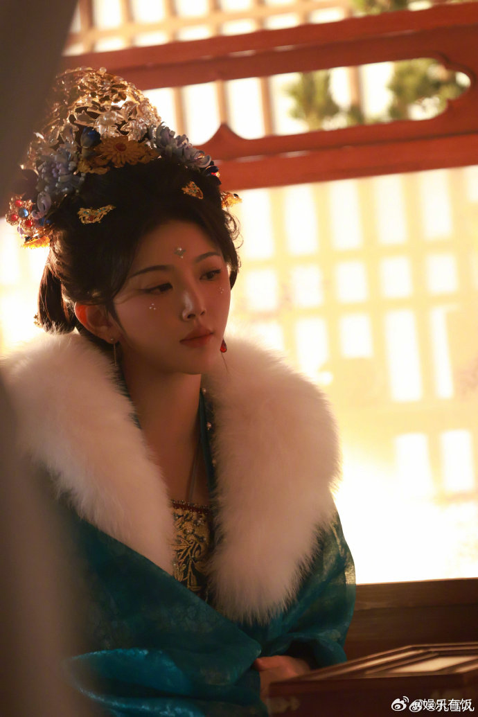 孔雪儿也太爱听烂梗了吧 第一次见这么宠粉的偶像！孔雪儿在机场认真接烂梗笑得超开心