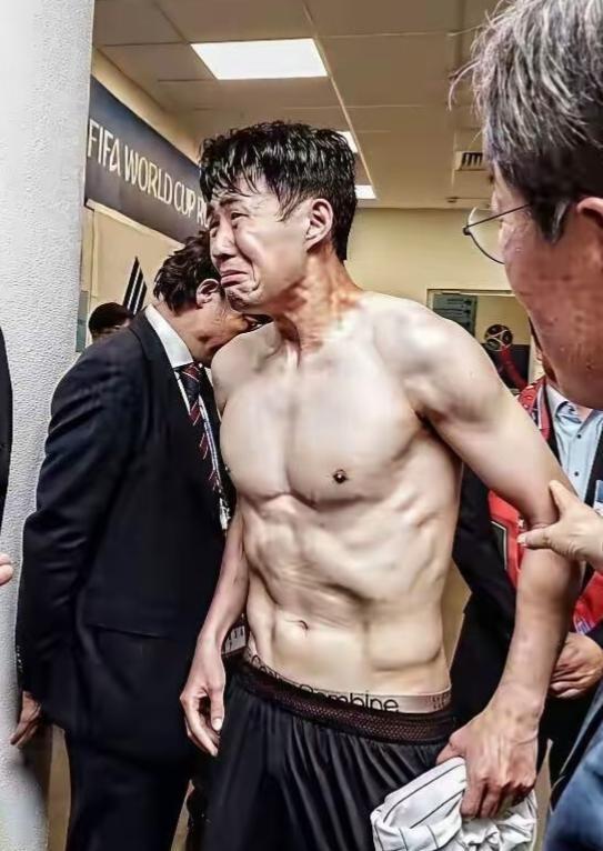你就想吧，堂堂一个国家队，世界杯打完回国，足协连个接机仪式都不办。

连最基本的