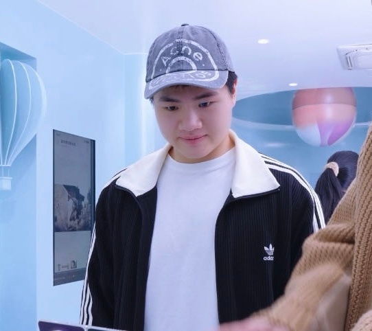 广州偶遇梁伟铿现实中的梁伟铿好可爱 如果说赛场上的梁伟铿让我们看到的是中国运动员