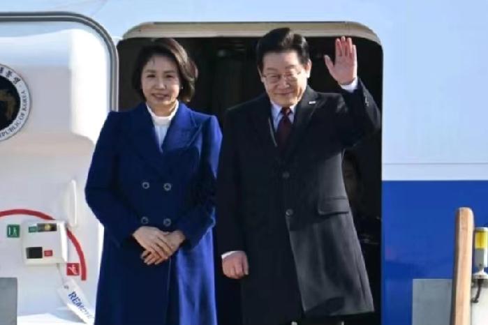 1月4日，法新社报道:“韩国总统李在明周日上午抵达北京，开启为期四天的访华行程，