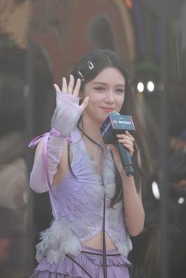 可可爱爱的周也
现身成都出席无畏契约周年活动
一身紫色穿搭浪漫又性感
并透着丝丝