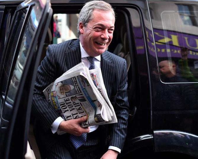 英国政坛突发连环地震：工党执政两年全面崩盘，法拉奇500万英镑未申报赠款引爆调查