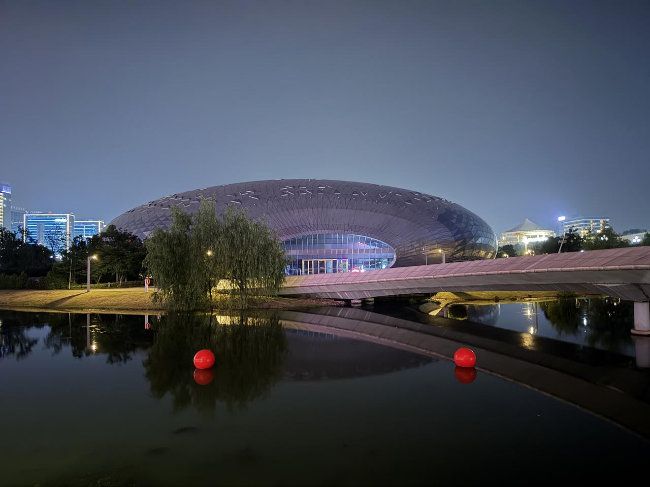 夜晚的景色，是孤者的温柔乡

纵使人生荒芜，四季依旧岁岁轮回。