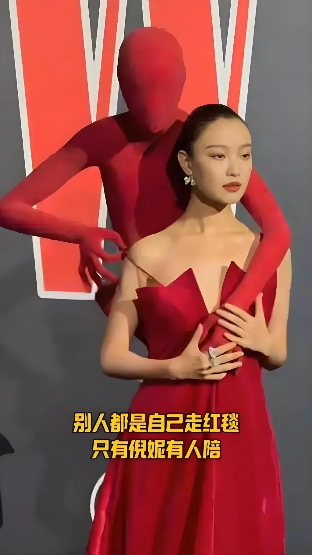 2025年8月19日“W年度光影盛典”红毯上，倪妮身着Robert Wun高定礼