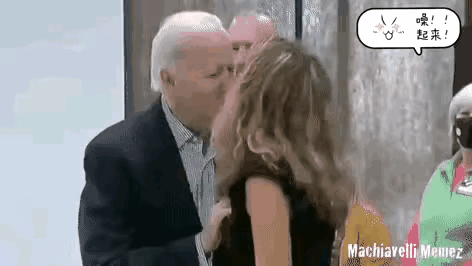 老拜登干啥呢？手往哪放呢？