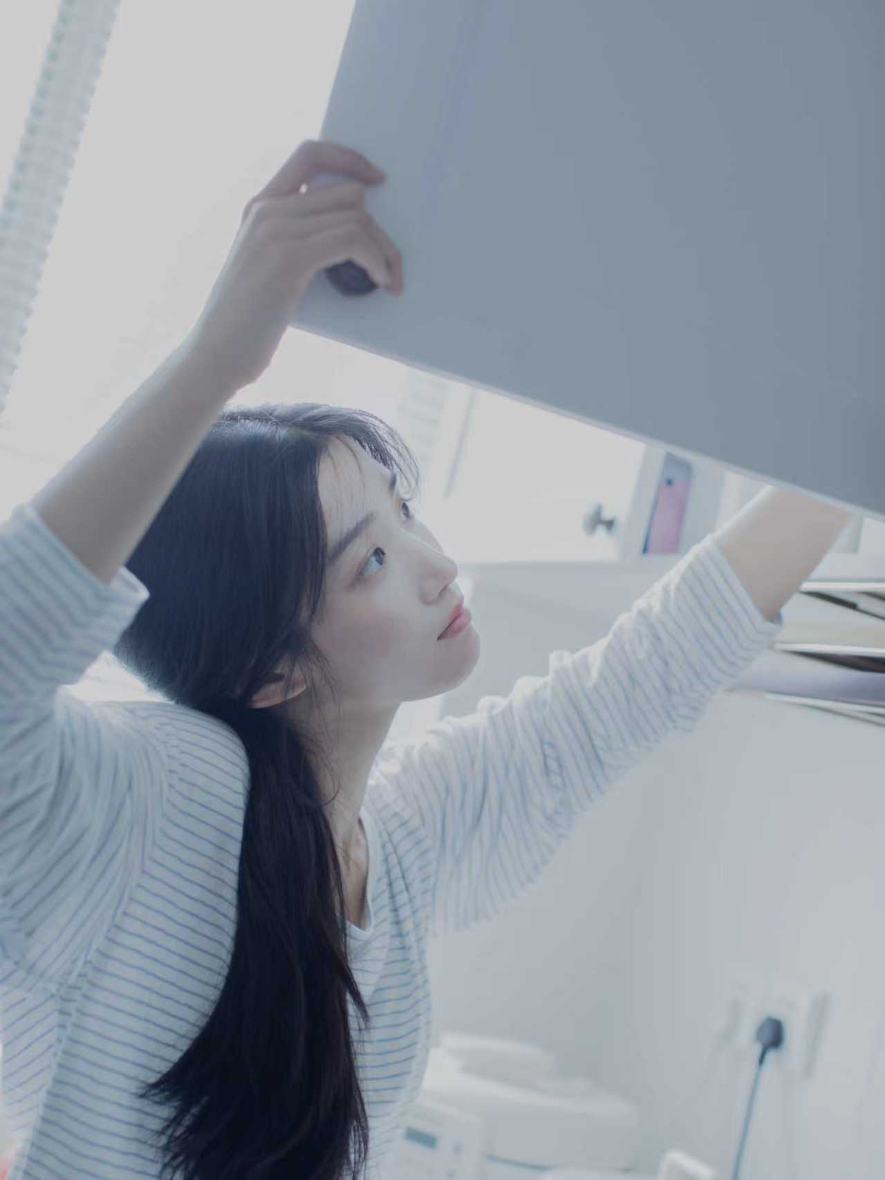 卢昱晓居家少女风写真来啦！随意扎起的马尾，抱着狗狗一起看书阅读，享受美食，是专属