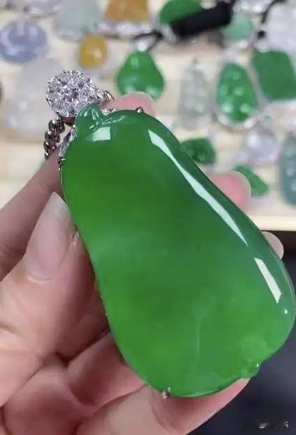 我给广东平洲玉器街倒腾籽料的陈哥打电话：268万翡翠错标26.8万卖，这事你咋看