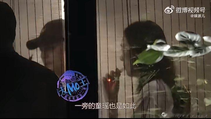 王凯童瑶餐厅抽电子烟餐厅没贴禁烟标，倒是偷拍的镜头先“禁烟”了，这双标玩得真溜。
