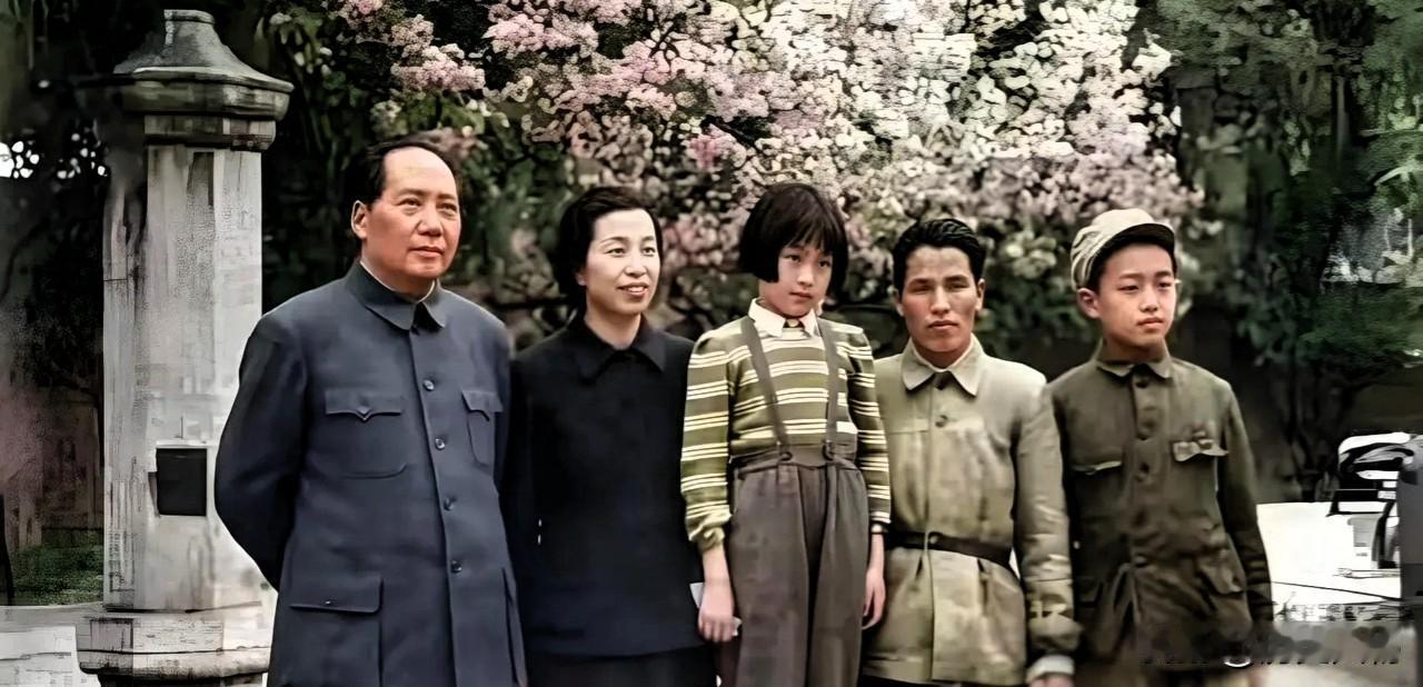 1949年，毛主席与女儿李讷、李讷的母亲、姨妈李云露及表哥王博文在北京香山合影。