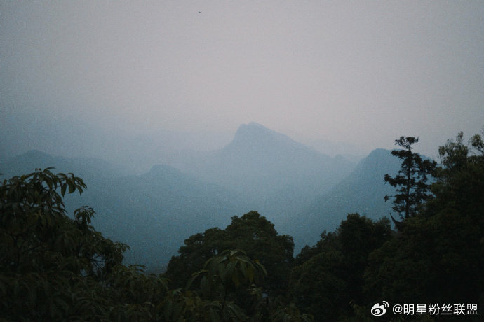 胡一天 登山杖后继无人 去青城山爬山，爬完想把登山杖转送给小孩哥，没想到被小孩哥