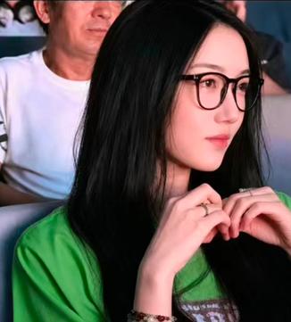 王菲女儿李嫣近照曝光，变化大到不敢认。

8月初她参加嫣然天使基金夏令营活动，一
