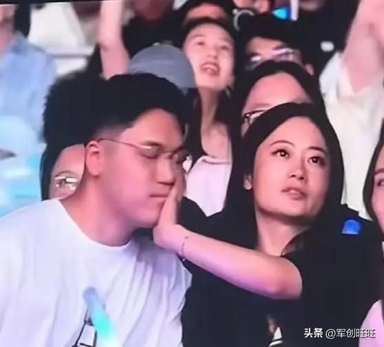 演唱会大型社死现场！当众索吻被拒，女生转头亲向闺蜜，看清爱情最真实的一面。
 