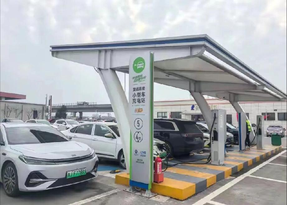 五一高速充电量暴涨55.6%，我一边充电排队一边算账

今天看到国家能源局的数据
