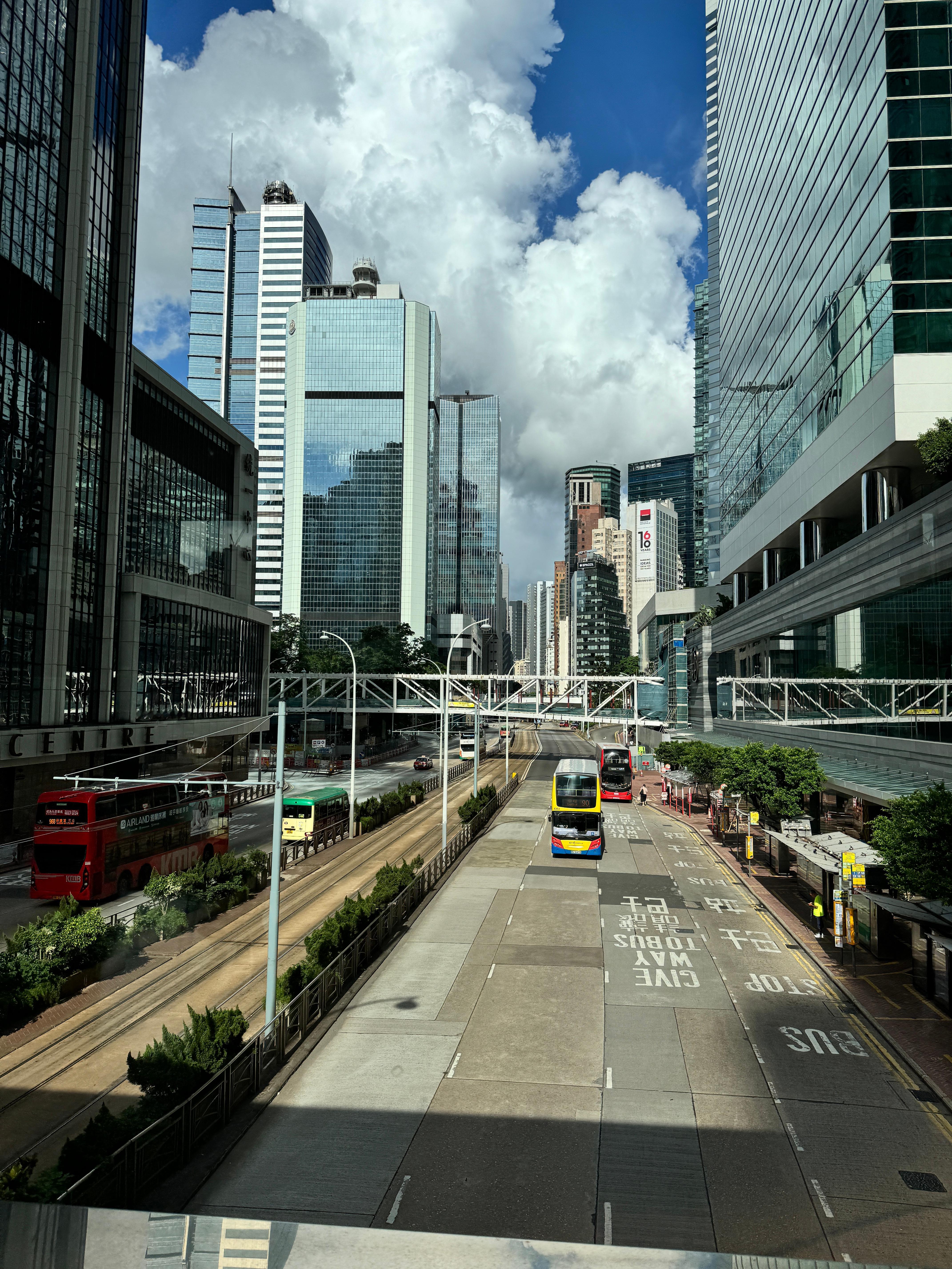 #有香港人去深圳买一周的菜#[doge]香港周末肉眼可见的人减少。很多香港人都来