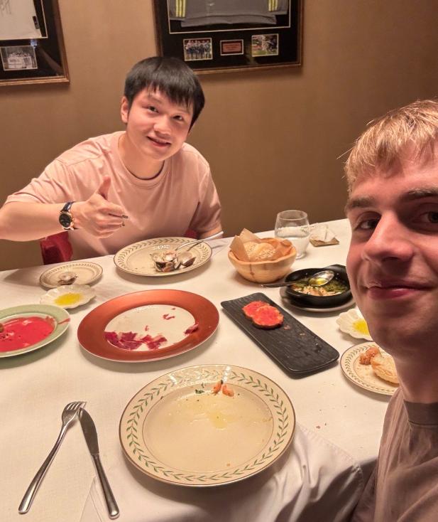 好家伙！莫雷加德为了庆祝奥运会夺银，专门找到樊振东吃饭！

哈哈，这下有意思了，