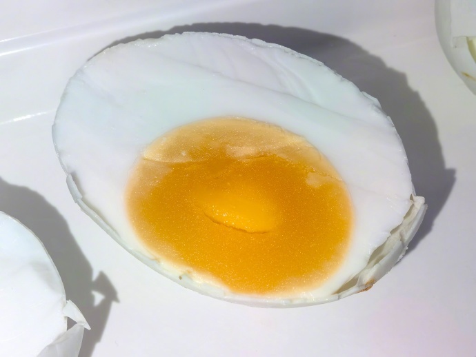 早上好！取餐时发现食堂的咸蛋大小各异？闲的没事给分类一下（现在感觉顺眼多了🥚?