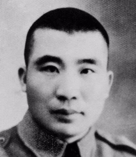 1946年，国军少将趁着夜色，闯进了一个地下党员家里，他用枪顶着地下党员的脑袋，