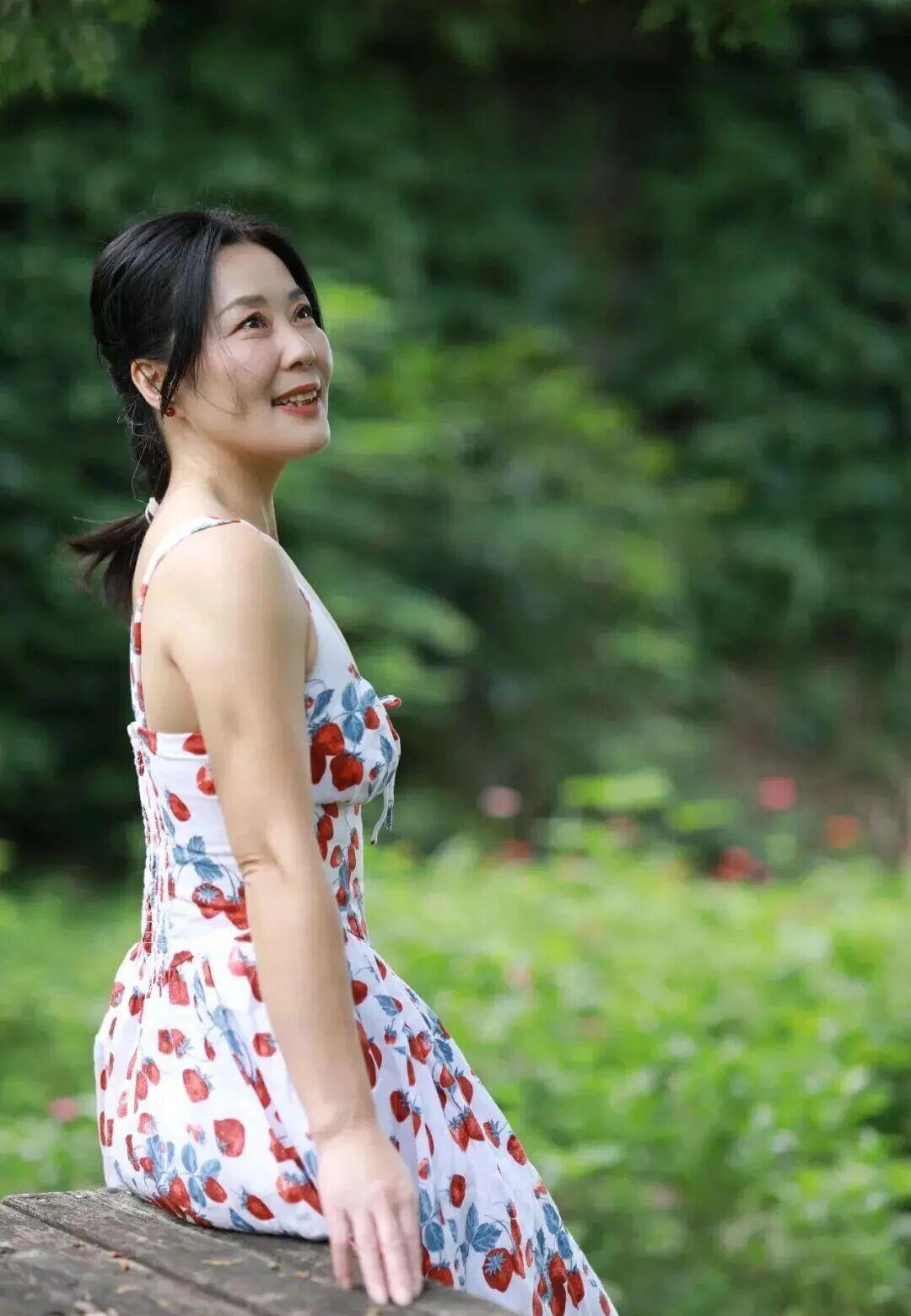50岁的女人，不是岁月的老去，而是时光陈酿之后的醇香。中年女性精致感 女人五十感