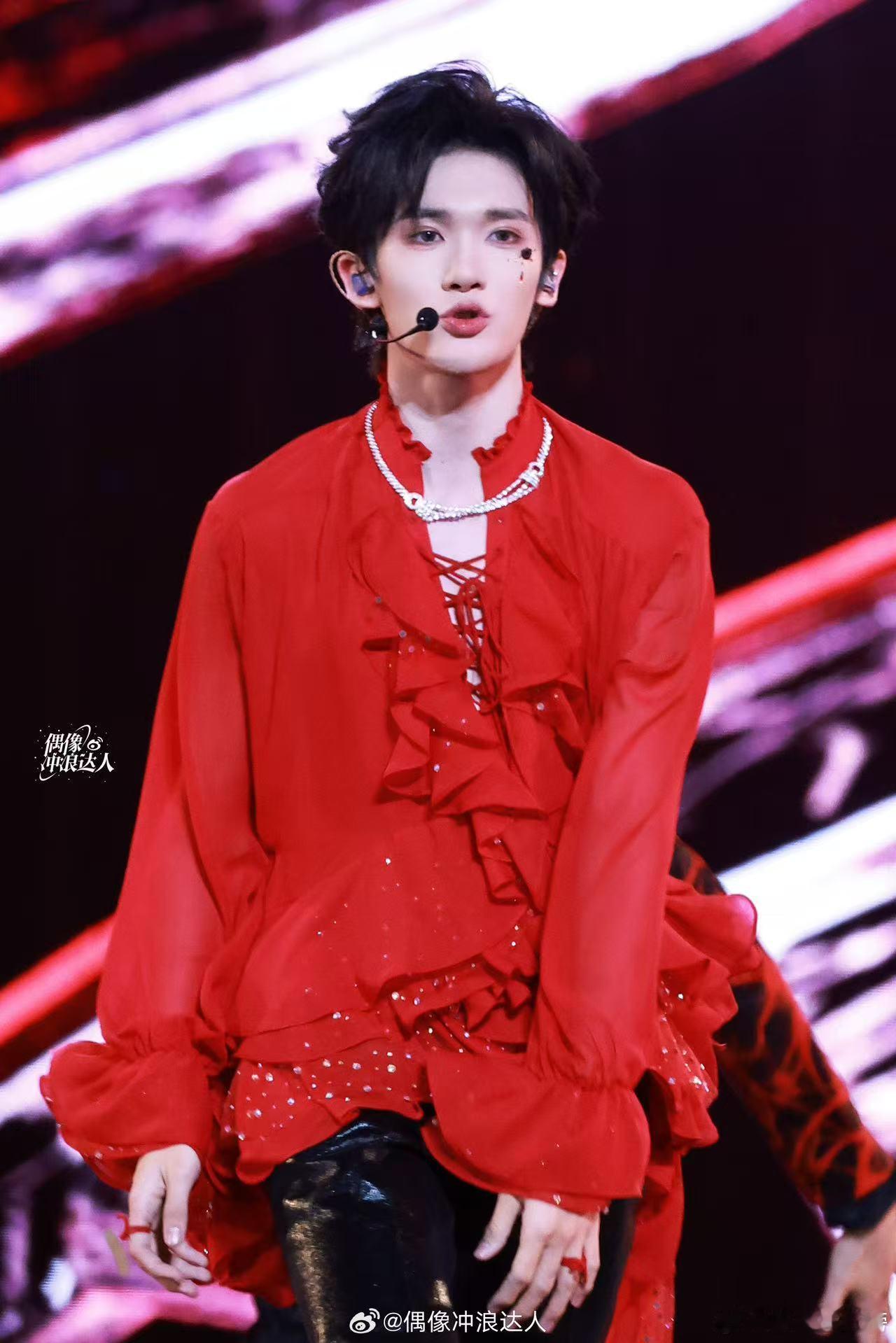 余宇涵FlowerGirl舞台余宇涵花仙子 余宇涵这舞台反差感直接拉满，蓝衣造型